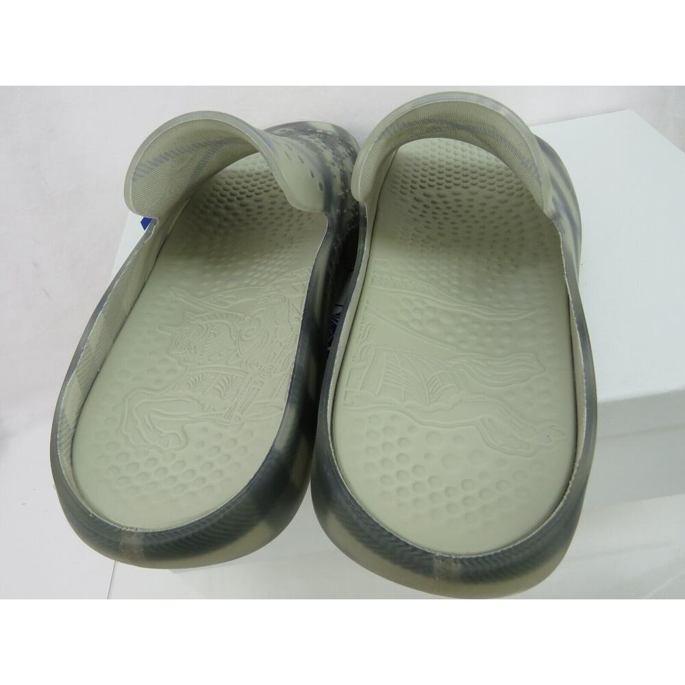 BURBERRY STINGRAY GRAY RUBBER CHECK WITH CHARM LOGO SANDALS SLIDES 8 41 ITALY - Picture 14 of 16